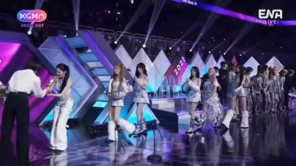 每次到上台领奖的时候,张元英和安宥真就会发生卡位 女团勾心斗角的C位之争