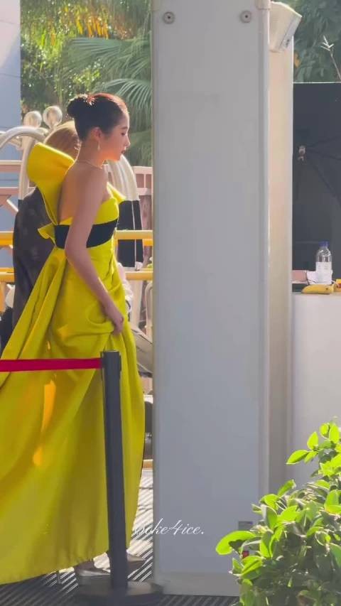 天呢,关晓彤这次是不是穿对了!浅绿长裙➕丸子头,金鸡女神来的吧