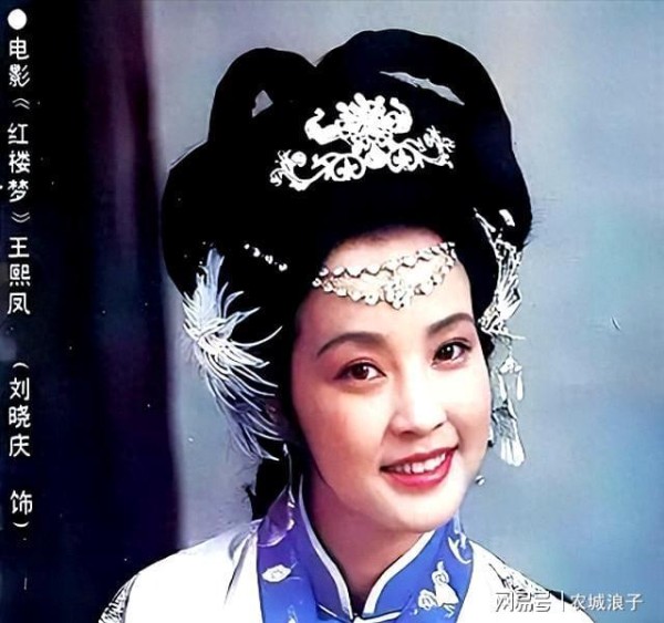 75岁刘晓庆太敢吃!一天一斤肉还显年轻,摘假发模样引争议