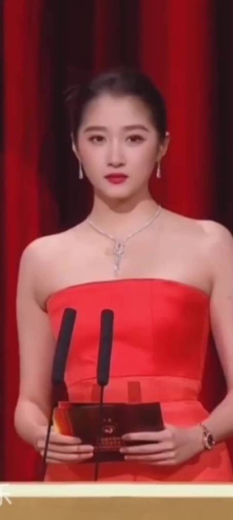 关晓彤红毯造型引争议,丸子头抹胸礼服被批低档