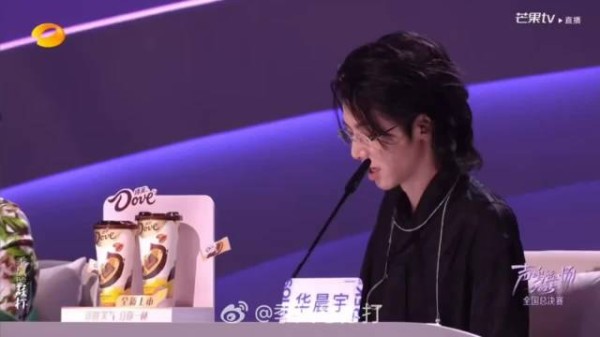 那英调侃华晨宇点评扭捏，何炅圆场评委需热身