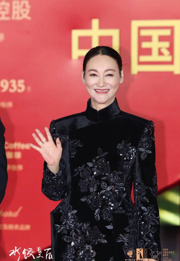 惠英红分享金鸡奖造型写真气场全开,直言“我一定会回来的”!