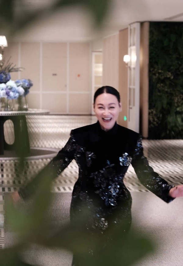 惠英红笑容灿烂,心情大好。