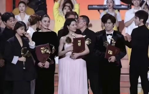 钟楚曦被冤枉,一动不动还被说抢C位,她是怎么跑到第一排的呢?