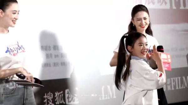 小酒窝路演时带宋佳佟丽娅跳刀马刀马,大场面也落落大方,一点也不怯场!