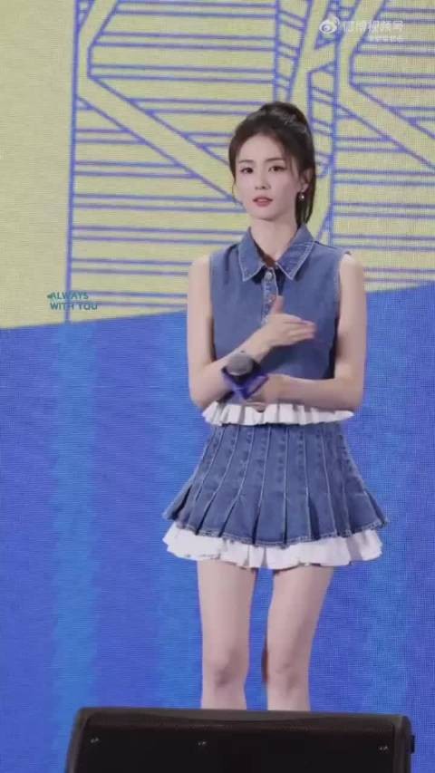 白鹿模仿张元英转圈引热议