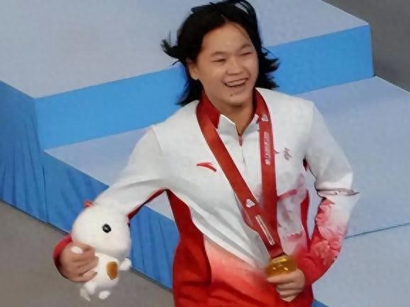 人民日报锐评全红婵捐赠直播收入，释放3大信号，郭晶晶说对了