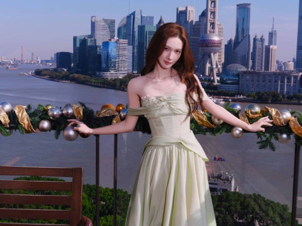 金晨浅绿色纱裙清新动人，肌肤白皙楚楚动人