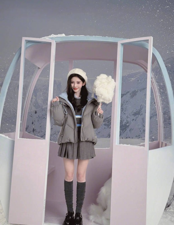 鞠婧祎穿超短裙化身傲娇学妹 戴贝雷帽甜笑清纯温柔