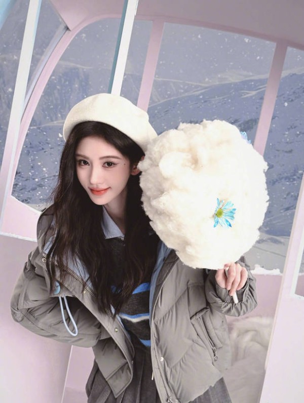 鞠婧祎手持棉花糖道具,灵动活泼。