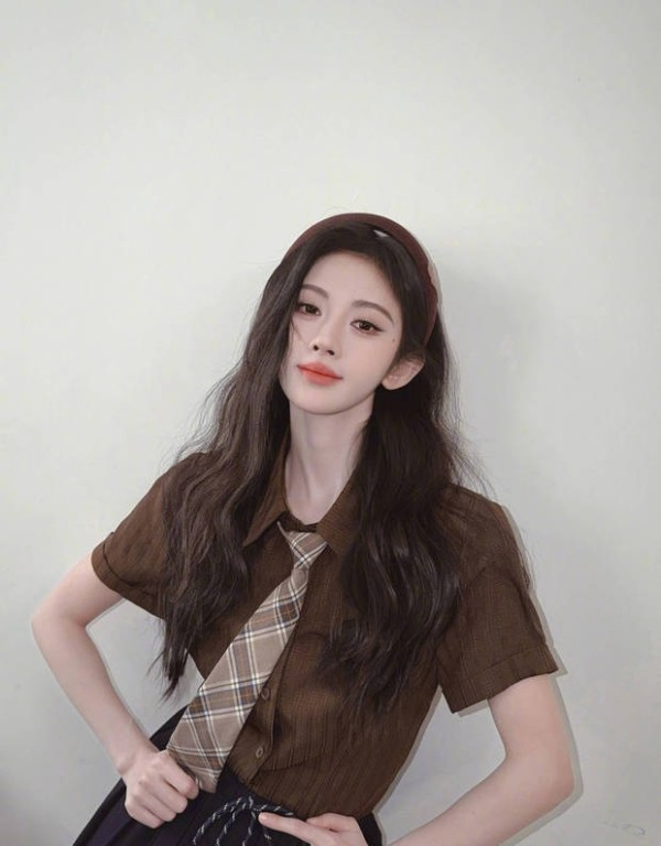 鞠婧祎肌肤白皙,妆容清透。