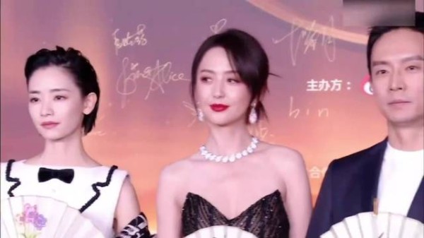 42岁佟丽娅红毯太性感！一袭黑色抹胸短裙，1米8大长腿太吸睛