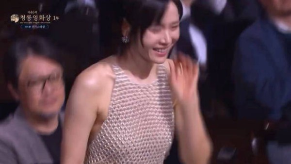 玄彬孙艺珍上台领奖 青龙首次获得演员夫妇人气明星奖