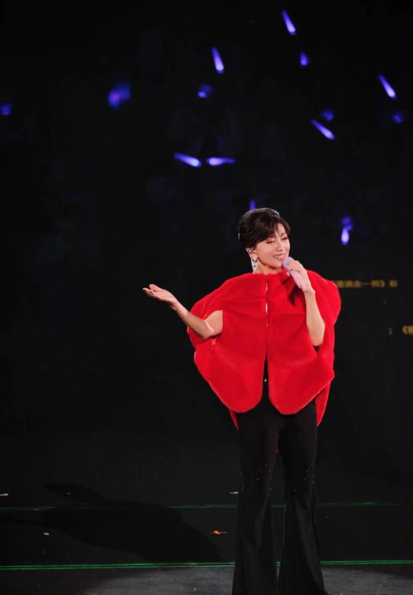 赵雅芝一身红色上衣明艳吸睛。