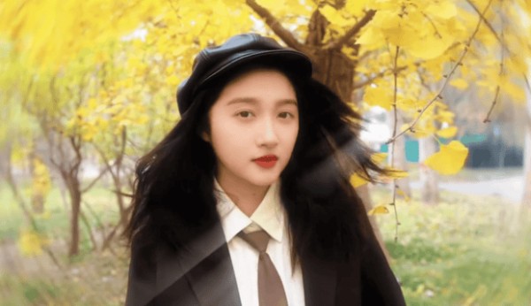 关晓彤穿衬衣打领带，气质在线。