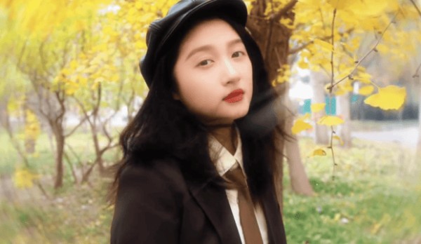 关晓彤妆容精致，打扮靓丽。