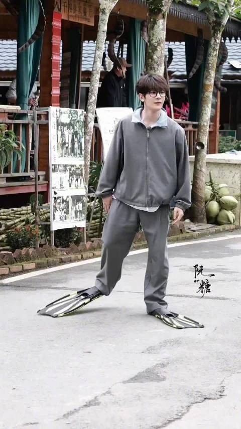 夏之光现身蘑菇屋2录制现场，素颜男大生造型吸睛