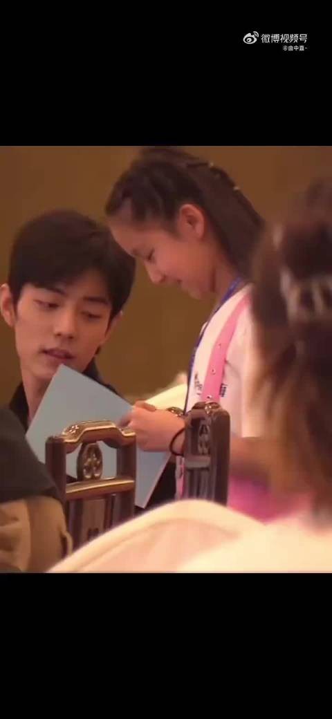 肖战姜妍新剧《小城良方》摸头杀路透曝光