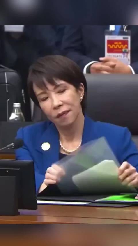 这张脸长的好奇怪,看着就让人很来气!