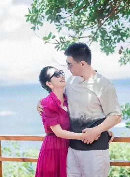 嫁对人的秦海璐又嫩了，47岁穿玫红裙如少女，躲在老公怀中好幸福