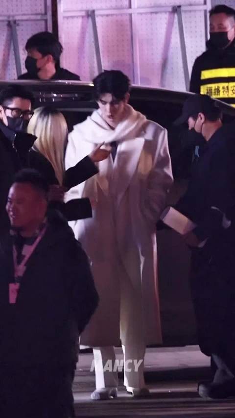 张凌赫 x Lancome 90周年点灯活动 一袭白大衣造型，冬日男神气息越夜越浓