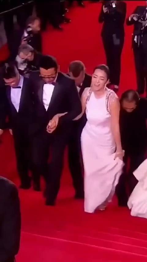 张艺谋巩俐多年后同台避嫌,十指紧扣陈道明场面尴尬