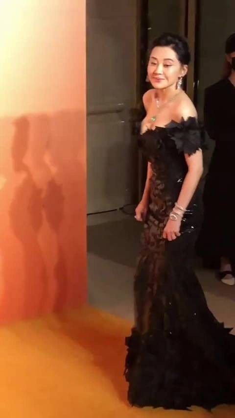 许晴其实已经不能用什么漂亮,美,性感,气质之类的词汇形容了,天生尤物!