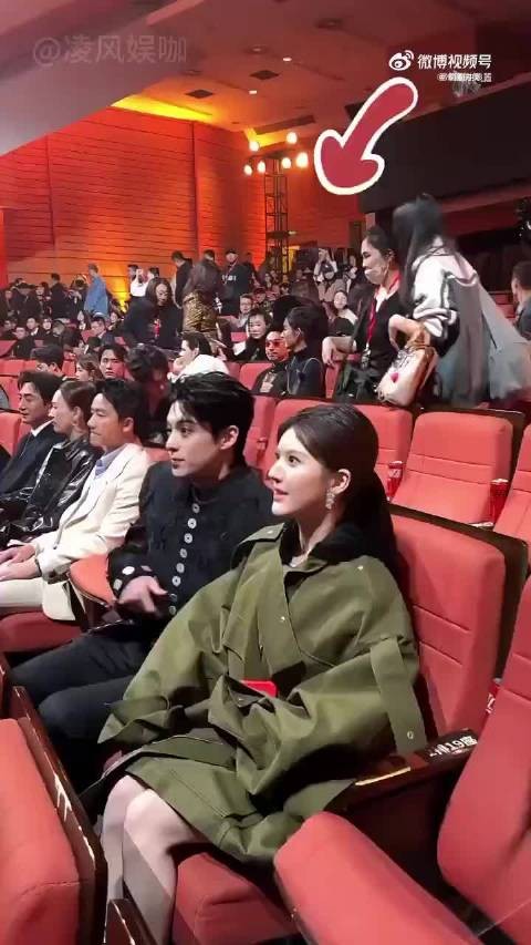 明星候场发现被拍的反应,关晓彤紧急仪态管理,魏大勋憋回了哈欠 ,赵露思