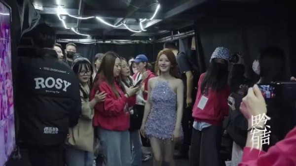 赵露思生日会演出结束后台落泪，驻足观看粉丝合唱