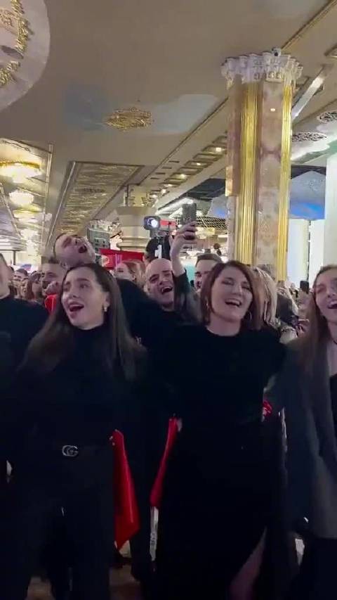 俄罗斯美女们又唱又跳，很高兴