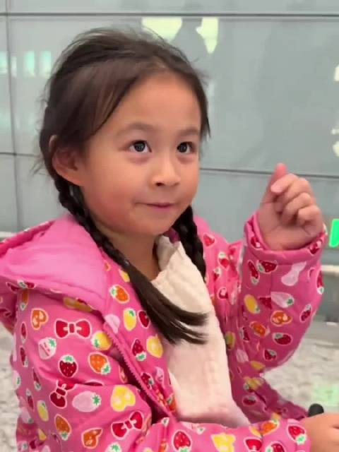 赵雅芝携孙女黄静茹亮相,祖孙同框温馨互动