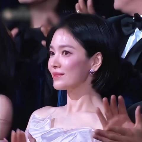 宋慧乔青龙电影节状态视频+生图，岁月惜美人皮肤状态完全回春了