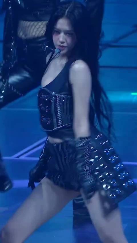 感觉张元英太红,所以上强度了,胸贴都故意露出来了