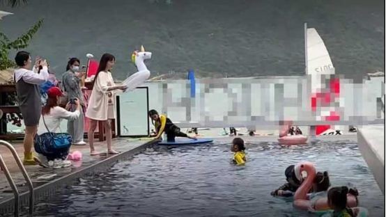 贾乃亮来真的？一天两次现身李小璐小区，贴心带披萨做按摩疑复合