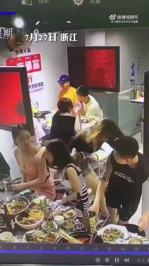 女子走路时不小心摔倒了，把男子裤子脱下来了！