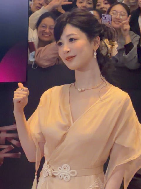 偶遇杨紫！北京还是机会多啊！ 杨紫生视频状态好好！现场粉丝超多