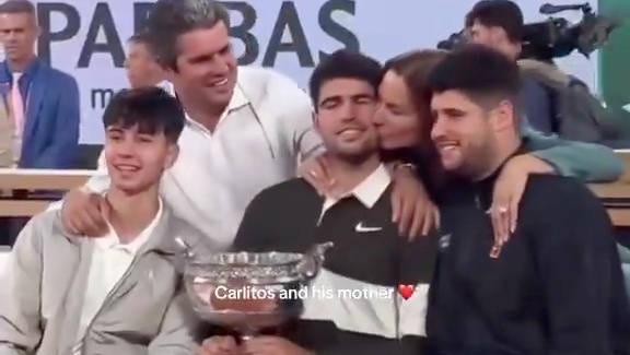 看球迷剪辑的阿尔卡拉斯与母亲的视频, 真的太有爱了