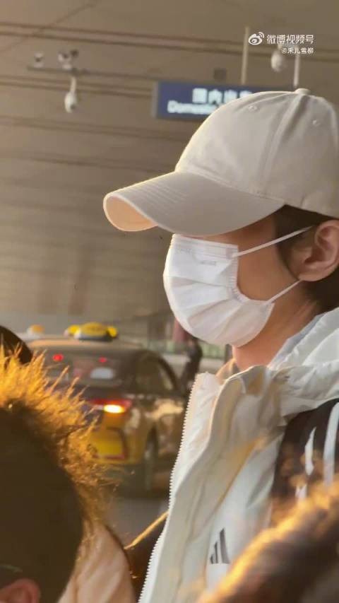 陈晓长发造型曝光,鸭舌帽白上衣帅气亮相