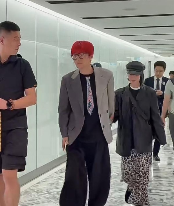 李荣浩杨丞琳悉尼又被偶遇,2人牵手秀恩爱,杨丞琳特别小鸟依人