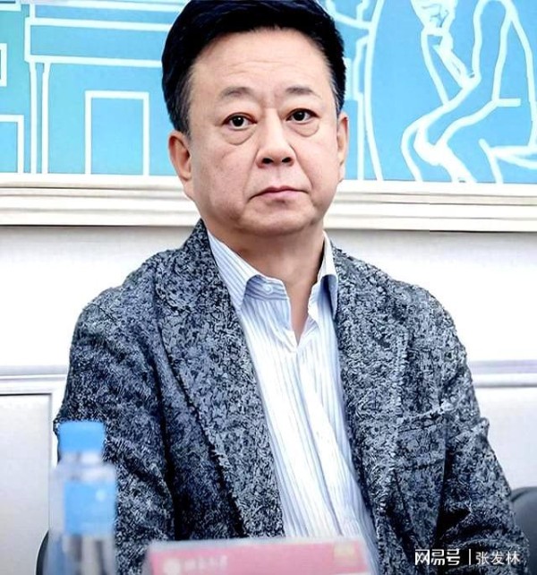 朱军夫妇现身北大，谭梅女强人打扮显腰粗肚子大，站老公旁像小辈