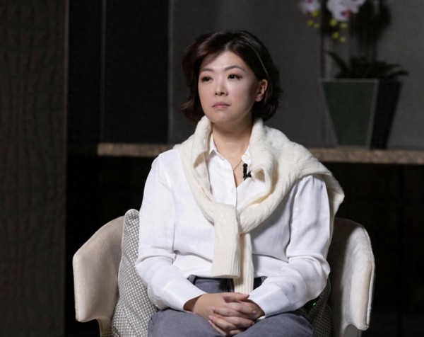 49岁港姐自曝儿子患自闭症，为孩子忍受家暴22年，正在打离婚官司