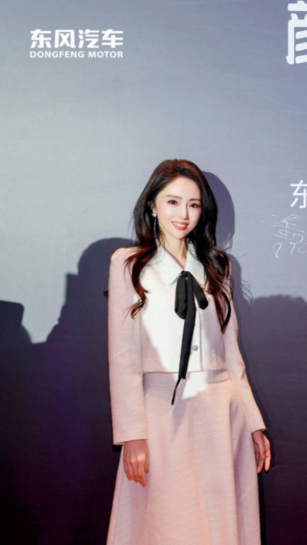 董璇穿搭优雅大气 透露常驾车带女儿小酒窝郊游