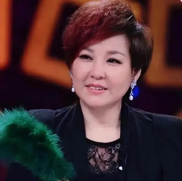 李静曝当年最难采访的艺人，气的她怒摔台本，评论区现2字男明星