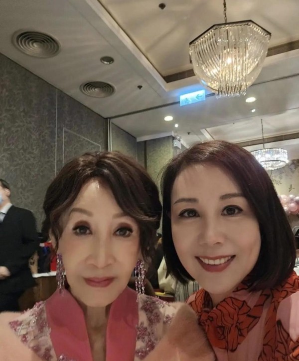 79岁郑明明大肆庆生，穿粉衣化浓妆打扮艳丽，丈夫罕露脸面无表情