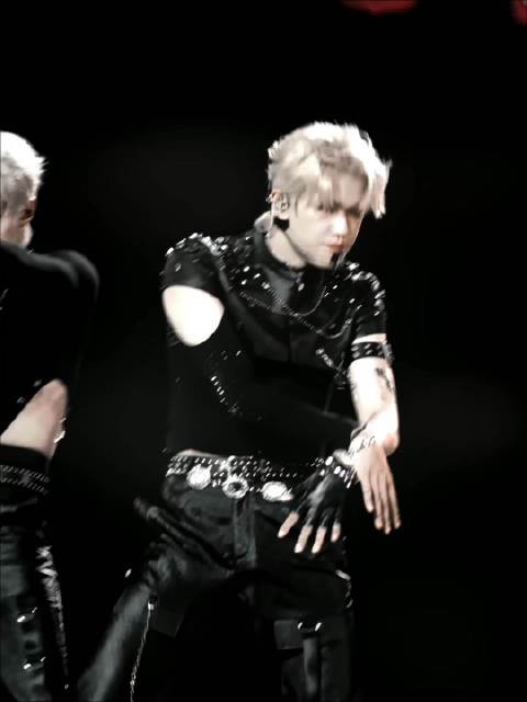 张极烟酒嗓演绎爱意沉沦，午夜歌声引热议