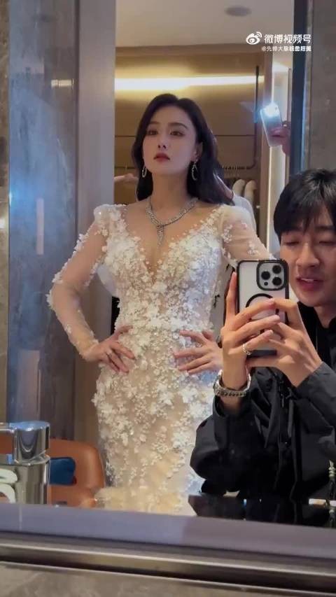 张馨予后台拍摄,真漂亮