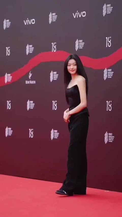 第一次见女明星走红毯穿平底鞋，这松弛感真的绝绝子