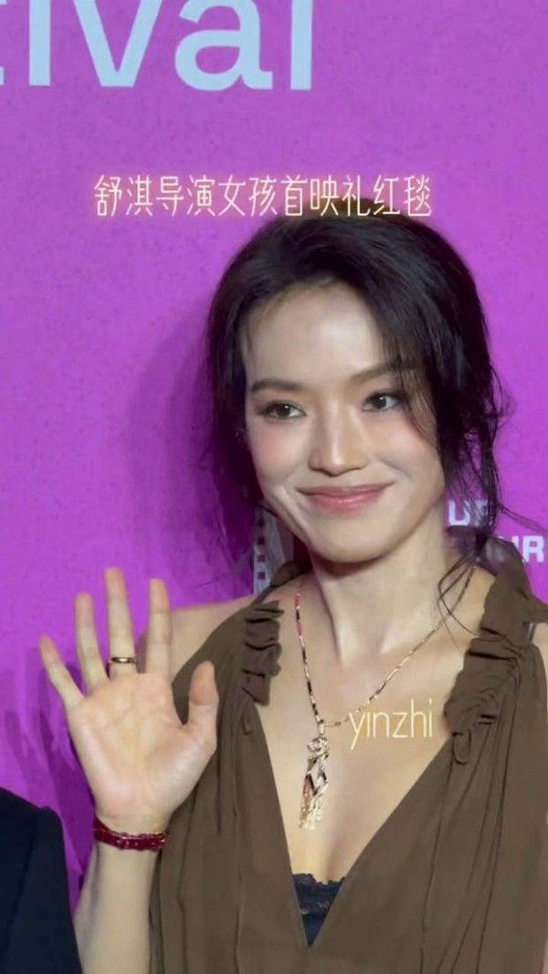 舒淇的五官精致。