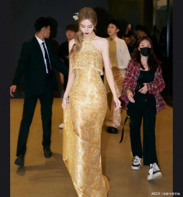 徐艺洋三亚美照惊艳，网友解读黄子韬黑眼圈真相