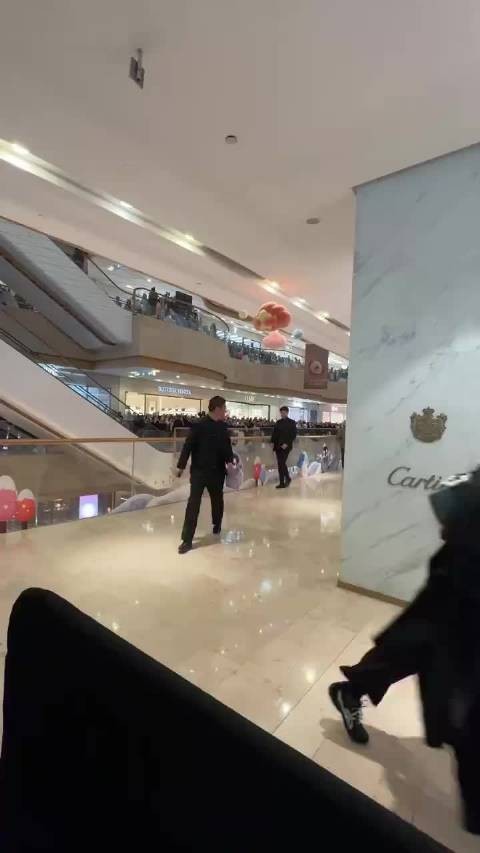 白敬亭南京活动以全黑造型亮相,卷毛翘发尽显贵公子气质